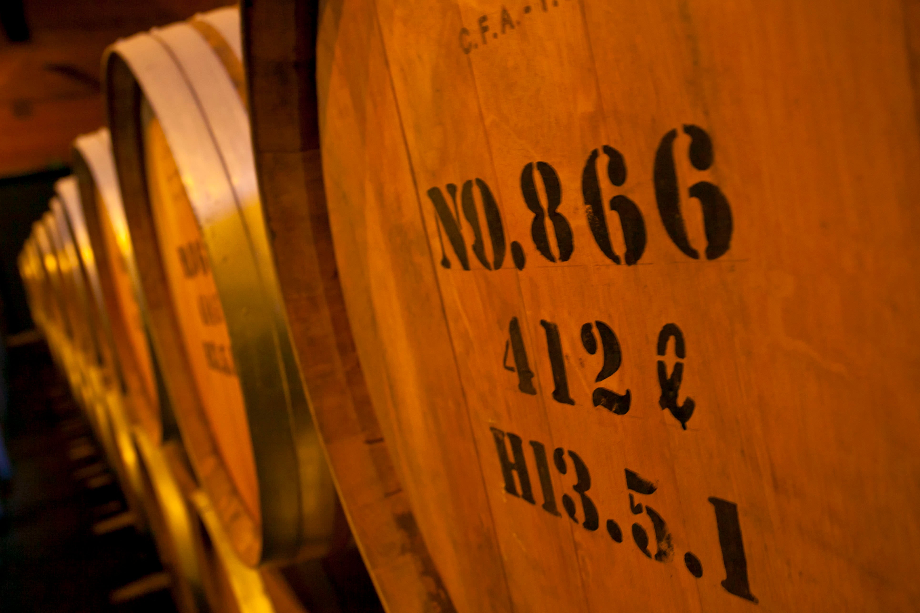 麦焼酎を21年長期熟成。樽熟成が紡ぐ美しさを纒う熟成酒「纒美 -tenbi