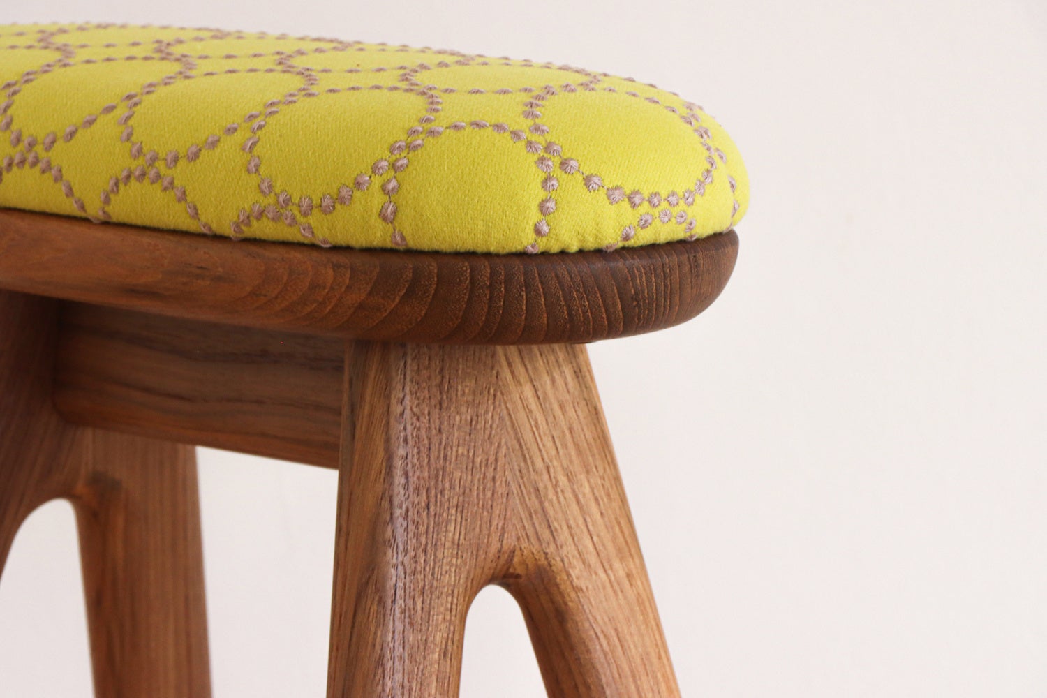 40脚限定生産！約半世紀前のチーク材にミナ ペルホネンの生地を張った