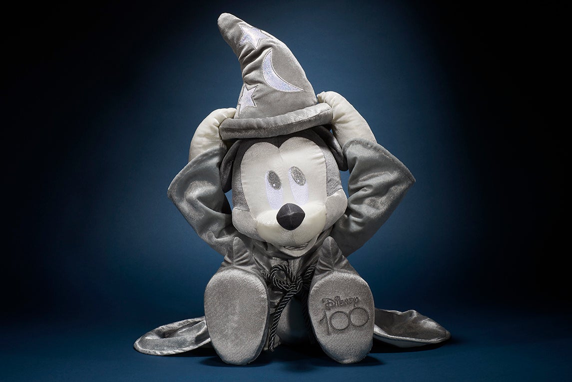 ディズニー創立100周年をお祝いする大きくて特別なぬいぐるみ
