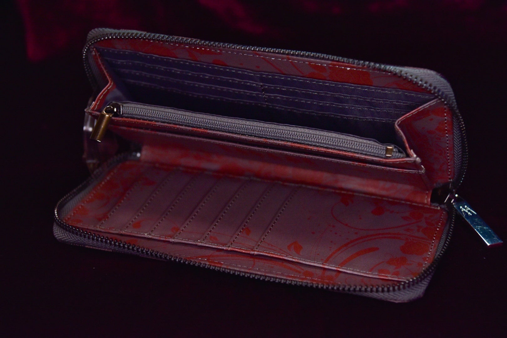 ハピメア』シリーズの世界観を具現化した普段使いできるウォレット