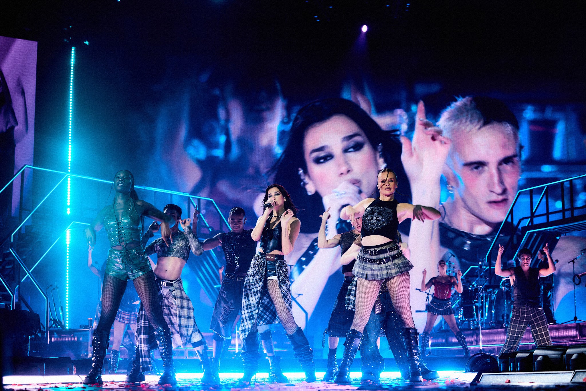 ロエベ】デュア・リパが「ラディカル・オプティミズム・ツアー」にて