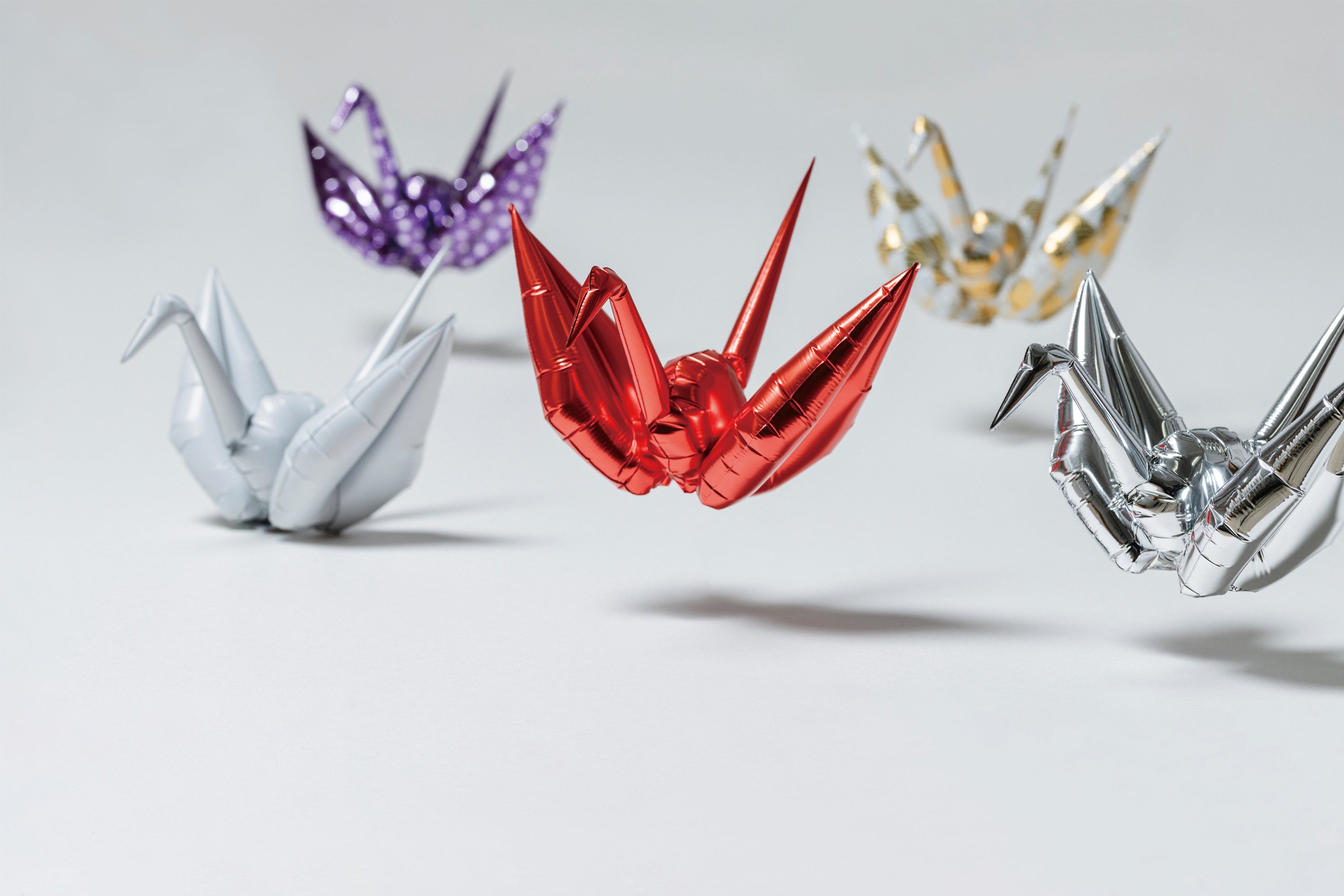 日本の伝統的なシンボル「折り鶴」をバルーンに「ORIZURU HAPPY