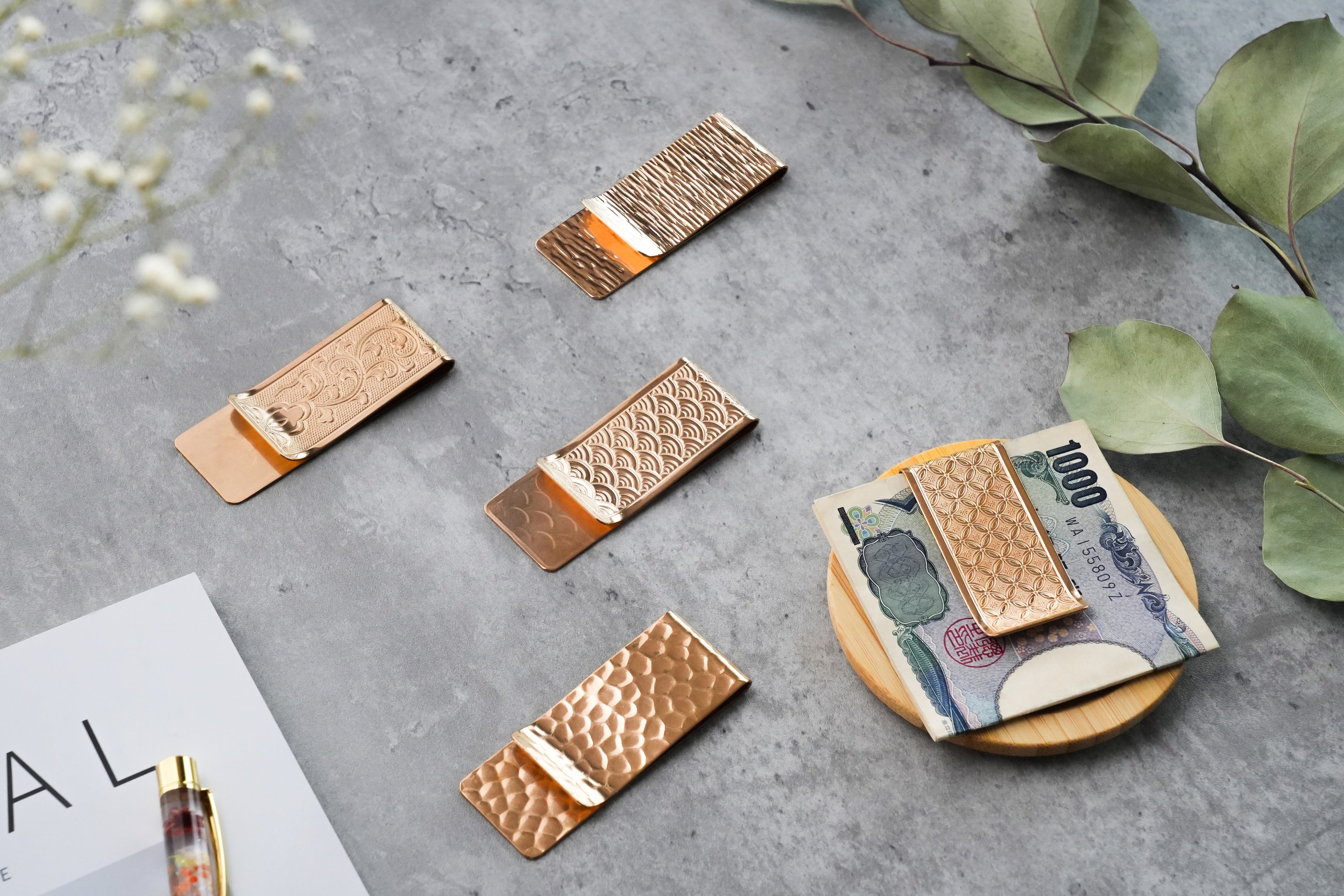 新商品】自分色に育てるマネークリップ、2023年12月1日（金