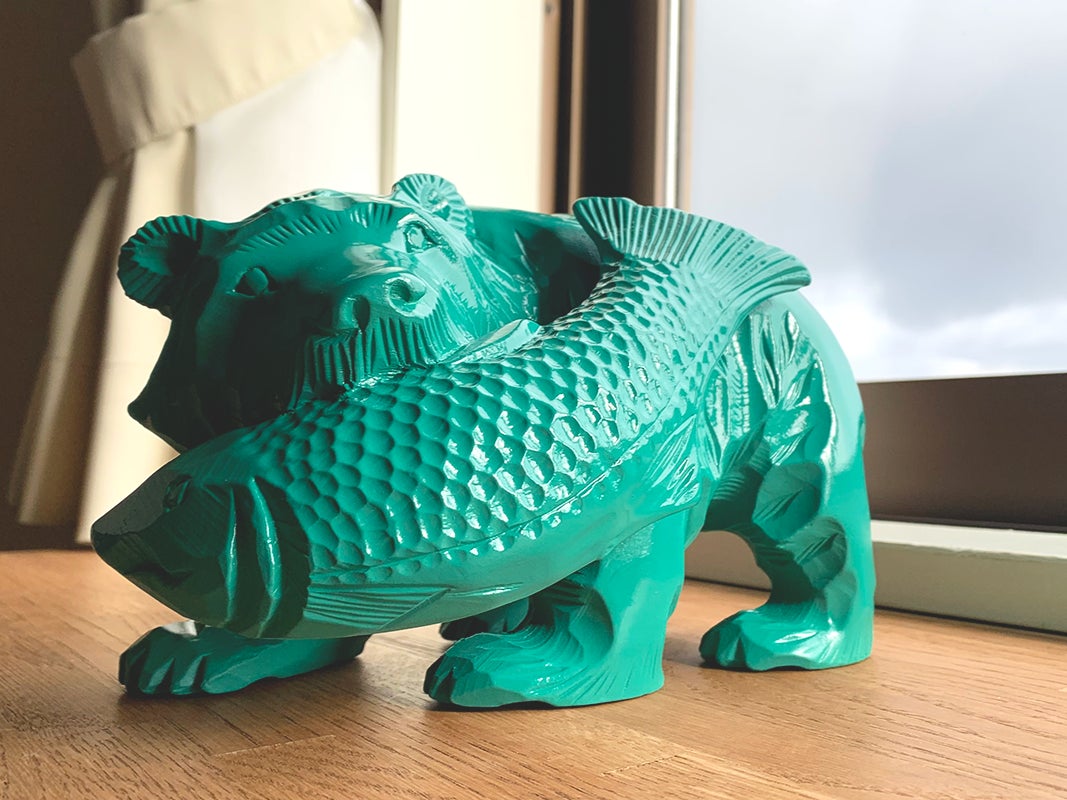 長年館内で眠る北海道の工芸品”木彫り熊”が、現代アート作品として