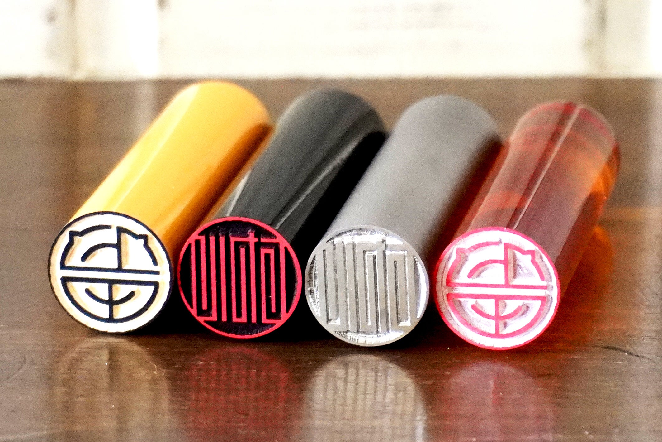 ニャンと文字から耳が・・！？図形と文字の美しさが融合した