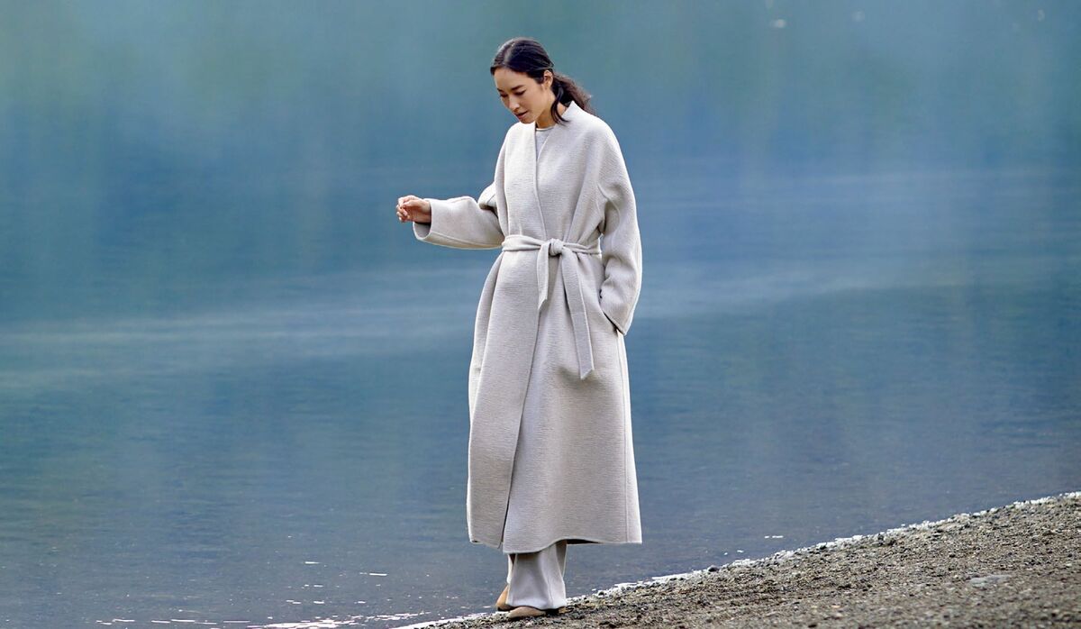 たっぷりとしていて贅沢な、ビッグシルエットのカシミヤコートで過ごす