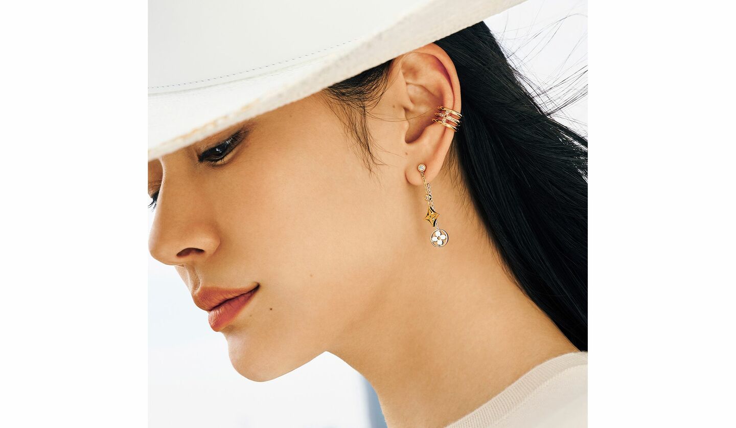 清涼なモード感を耳元に添える「ルイ・ヴィトン」のピアス｜揺れる