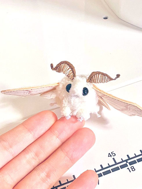 もふもふした「カイコガのぬいぐるみ」が天使レベルにかわいい