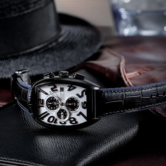 白黒のトノー型ソーラー時計『DOUBLE PLAY SOLAR（ダブルプレイ