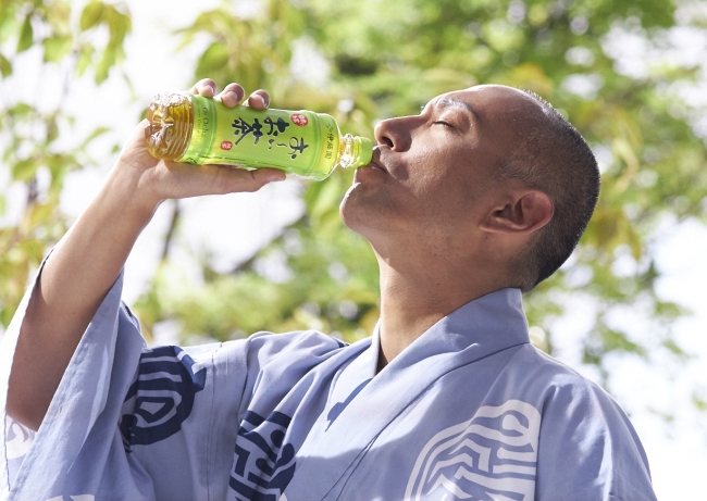 令和元年記念ボトル「お～いお茶」』配布を記念し、市川海老蔵さんが