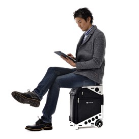 スーツケースレンタル「R&Y RENTAL(アールワイレンタル)」が座れる