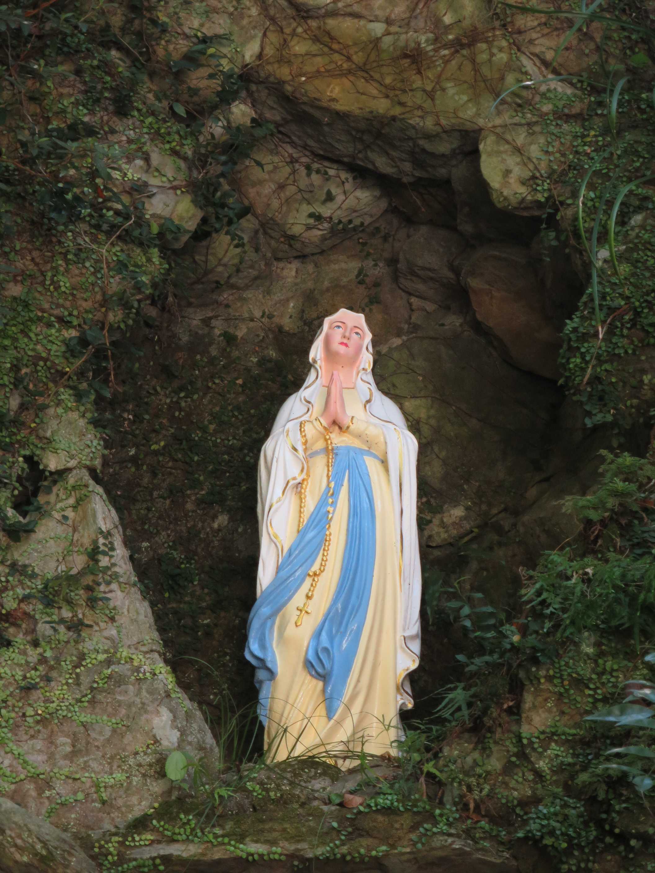 フランス、奇跡を起こすカトリックの巡礼地「ルルドの泉」 | フランス