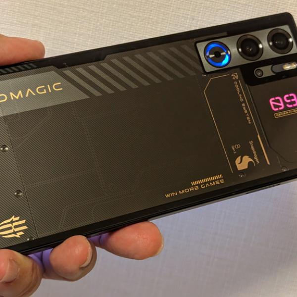 Snapdragon 8 Gen 3搭載で完全フラットな背面デザインのゲーミング