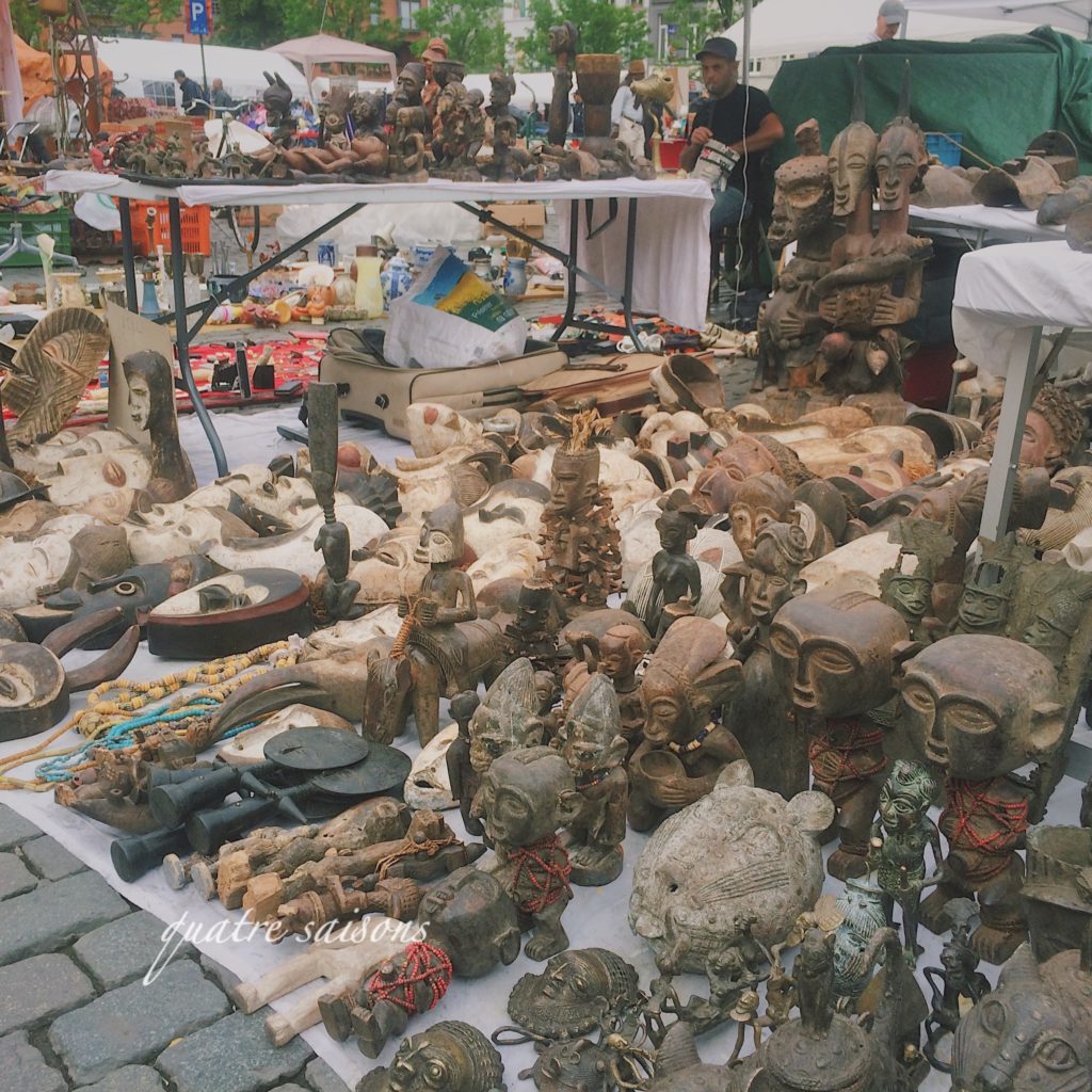 ベルギー・ブリュッセル、ジュドバル広場の蚤の市】毎日行われている大