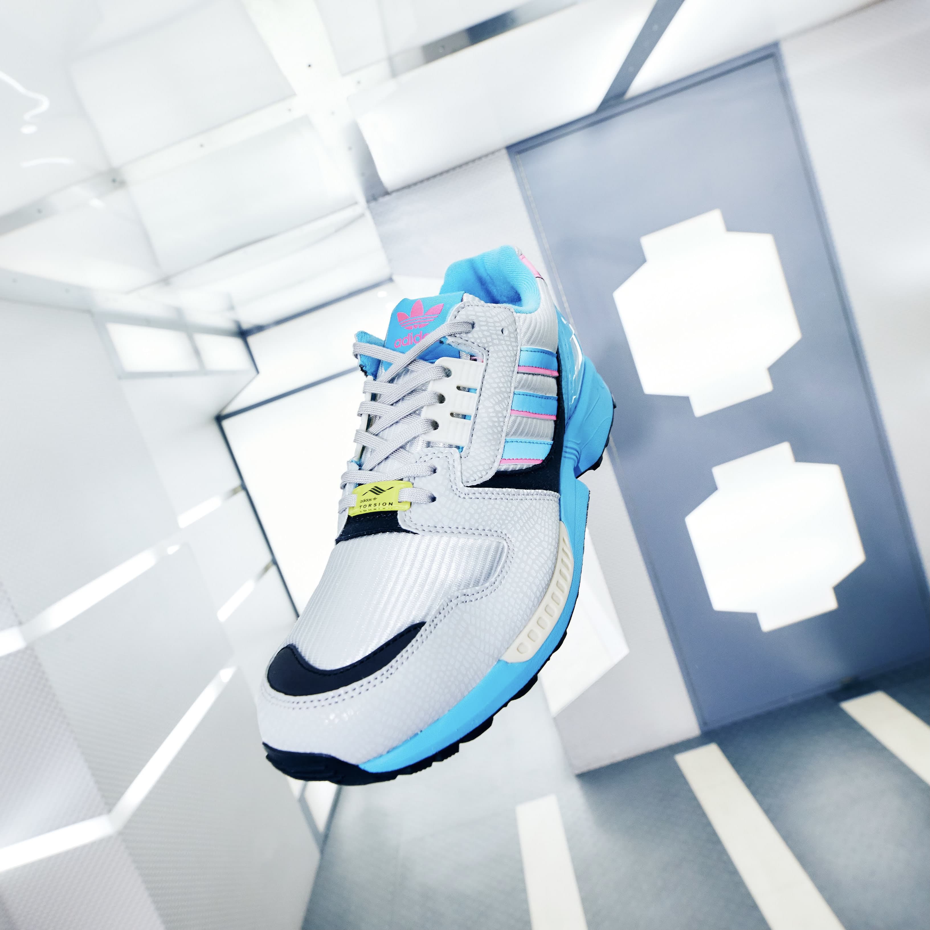 atmosとadidas OriginalsによるG-SNK collectionより 「adidas ZX8000