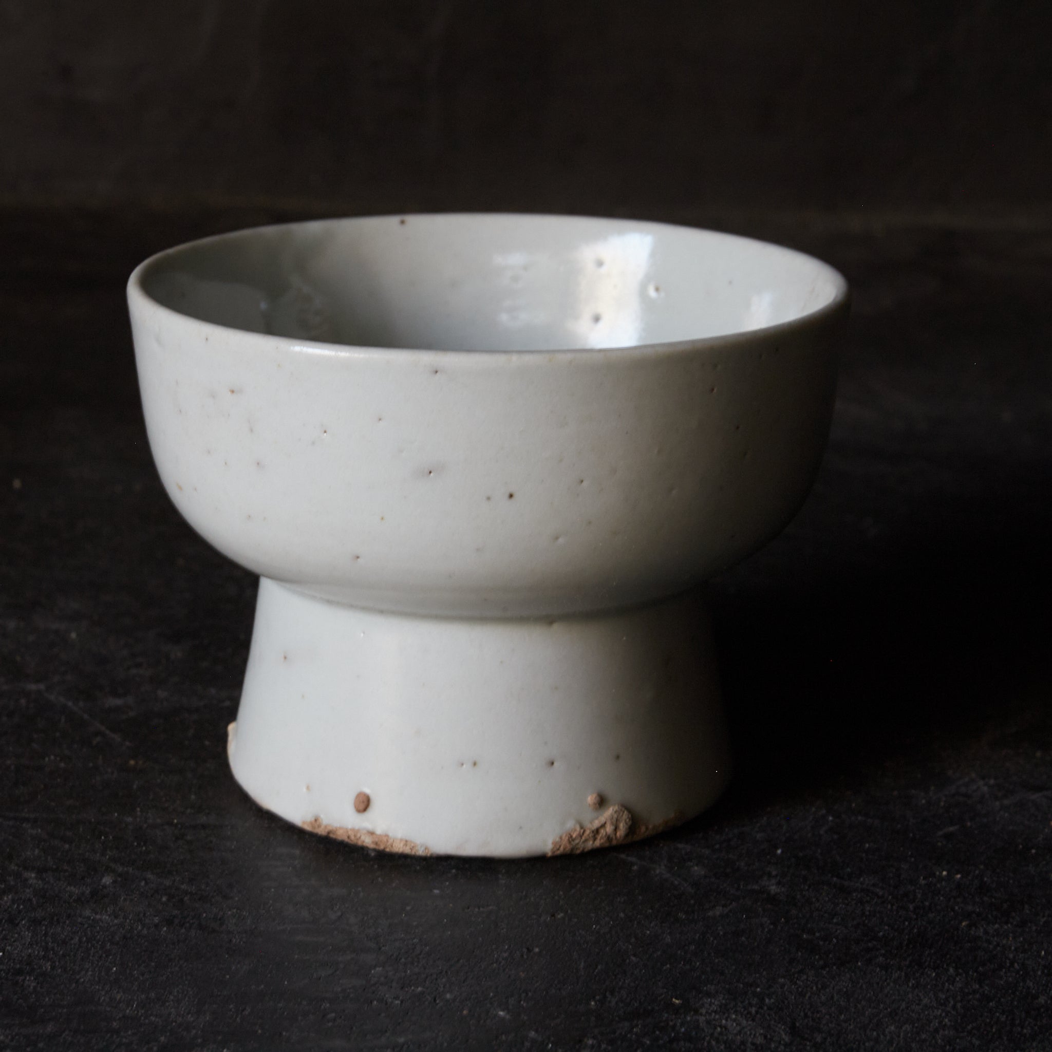 李朝 白磁台付碗（1392–1897 CE） | 入蘆花（ロカニイル）