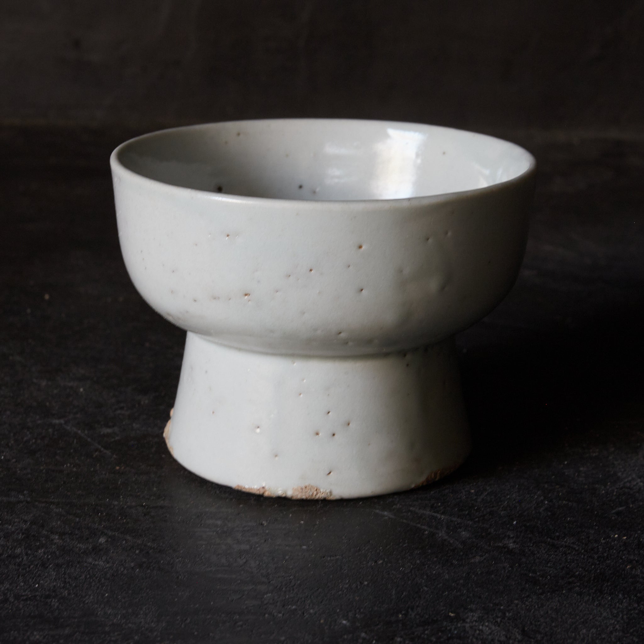 李朝 白磁台付碗（1392–1897 CE） | 入蘆花（ロカニイル）