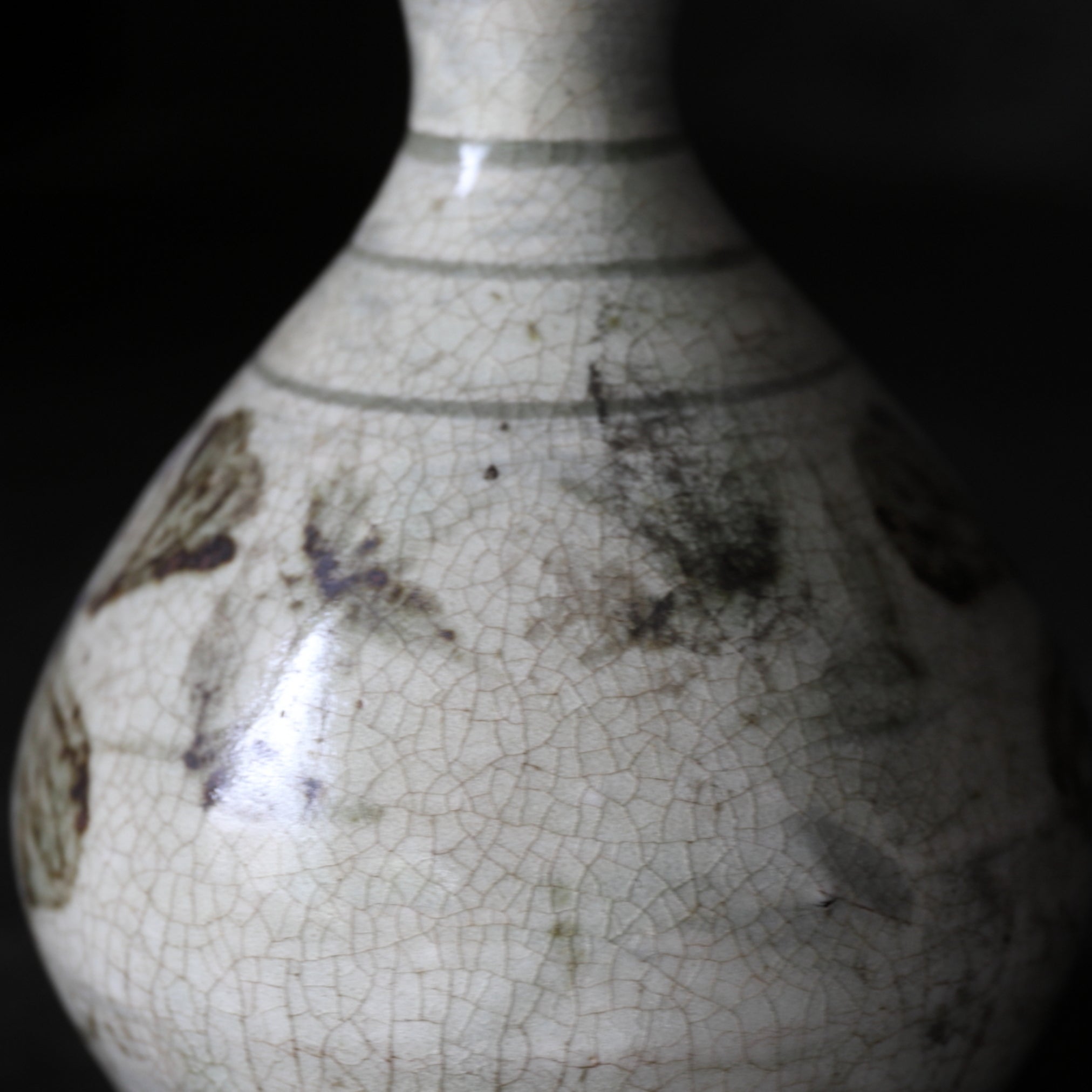 李朝 粉青沙器 鉄絵 草花文瓶（1392–1897 CE） | 入蘆花（ロカニイル）