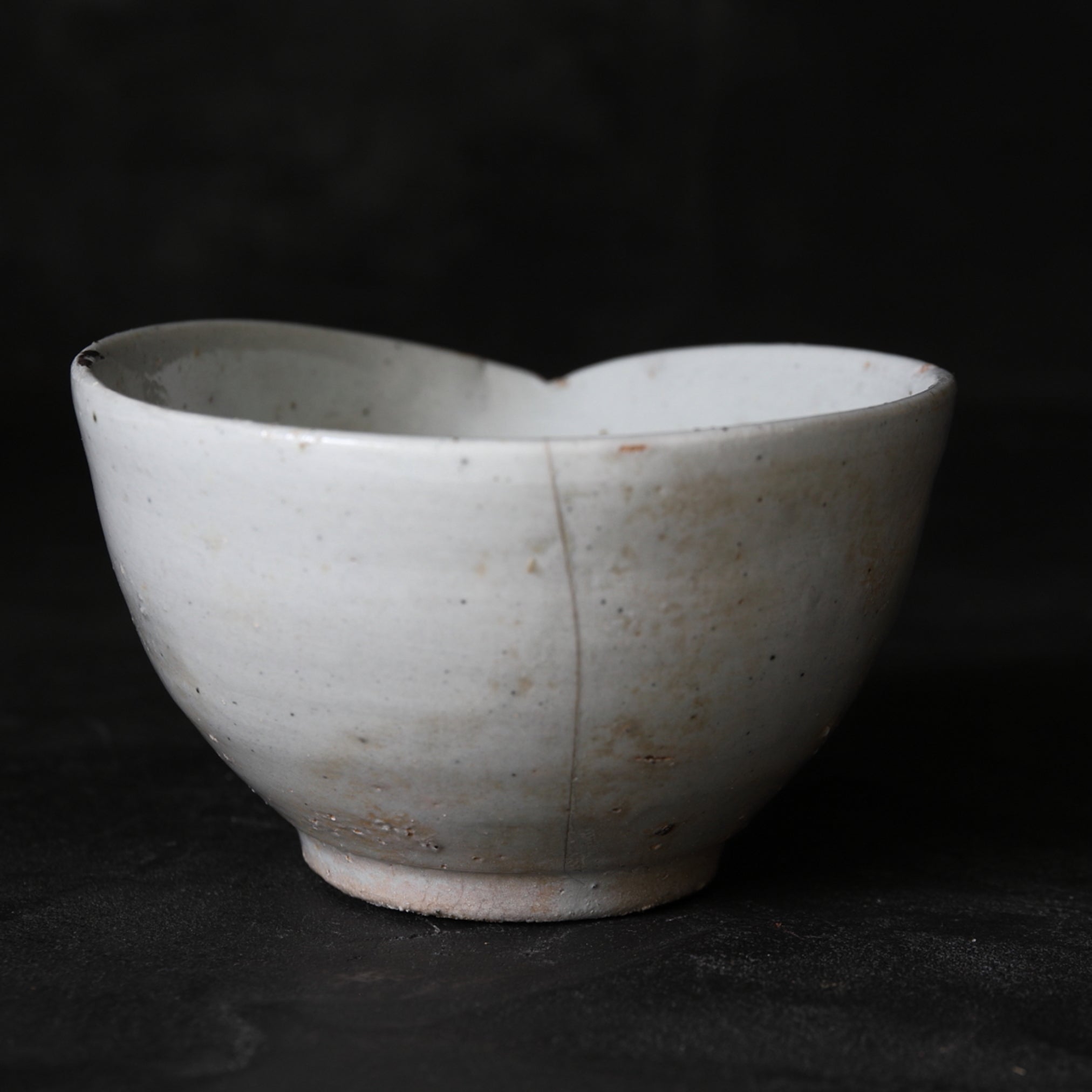 李朝 白磁片口茶碗（1392–1897 CE） | 入蘆花（ロカニイル）