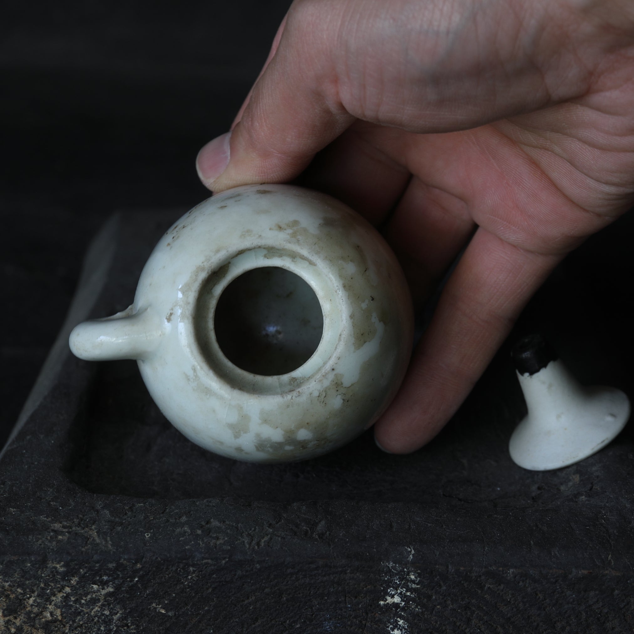 李朝 木の燭台と白磁灯火器（1392–1897 CE） | 入蘆花（ロカニイル）