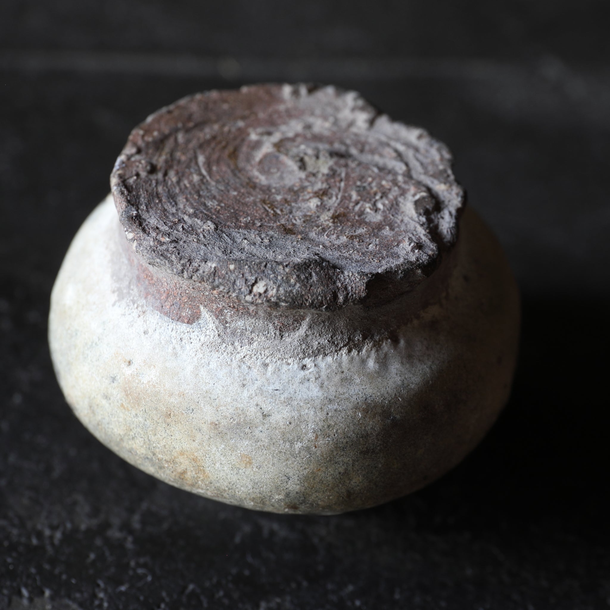 タイ・骨董】宋胡録（スンコロク) 白灰 青磁 小壺（1301年~1600年 タイ