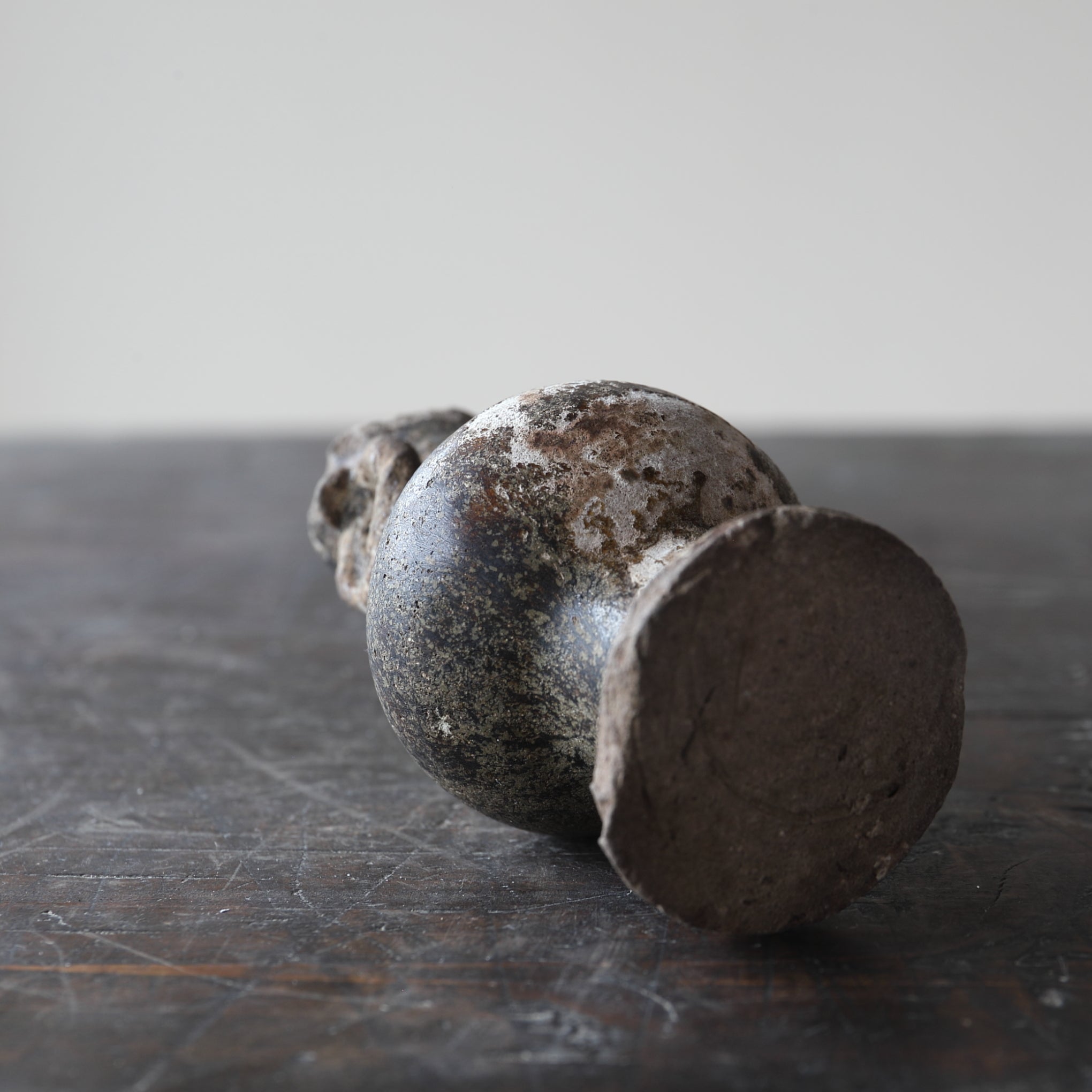 鎌倉時代 古瀬戸 鉄釉仏花瓶（1185–1333 CE） | 入蘆花（ロカニイル）