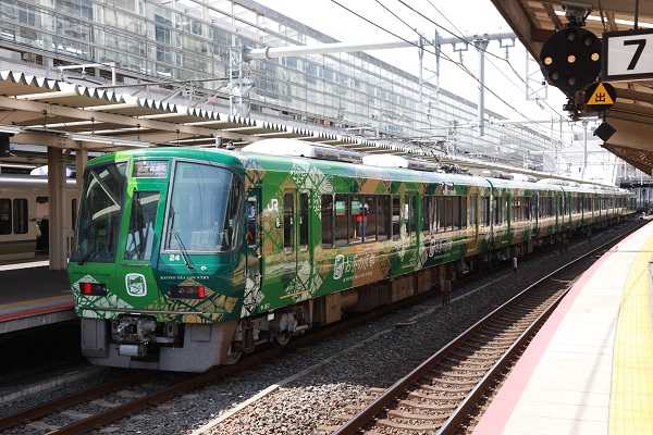 221系が緑色に！「お茶の京都トレイン」出発式を宇治駅で開催 | 鉄道