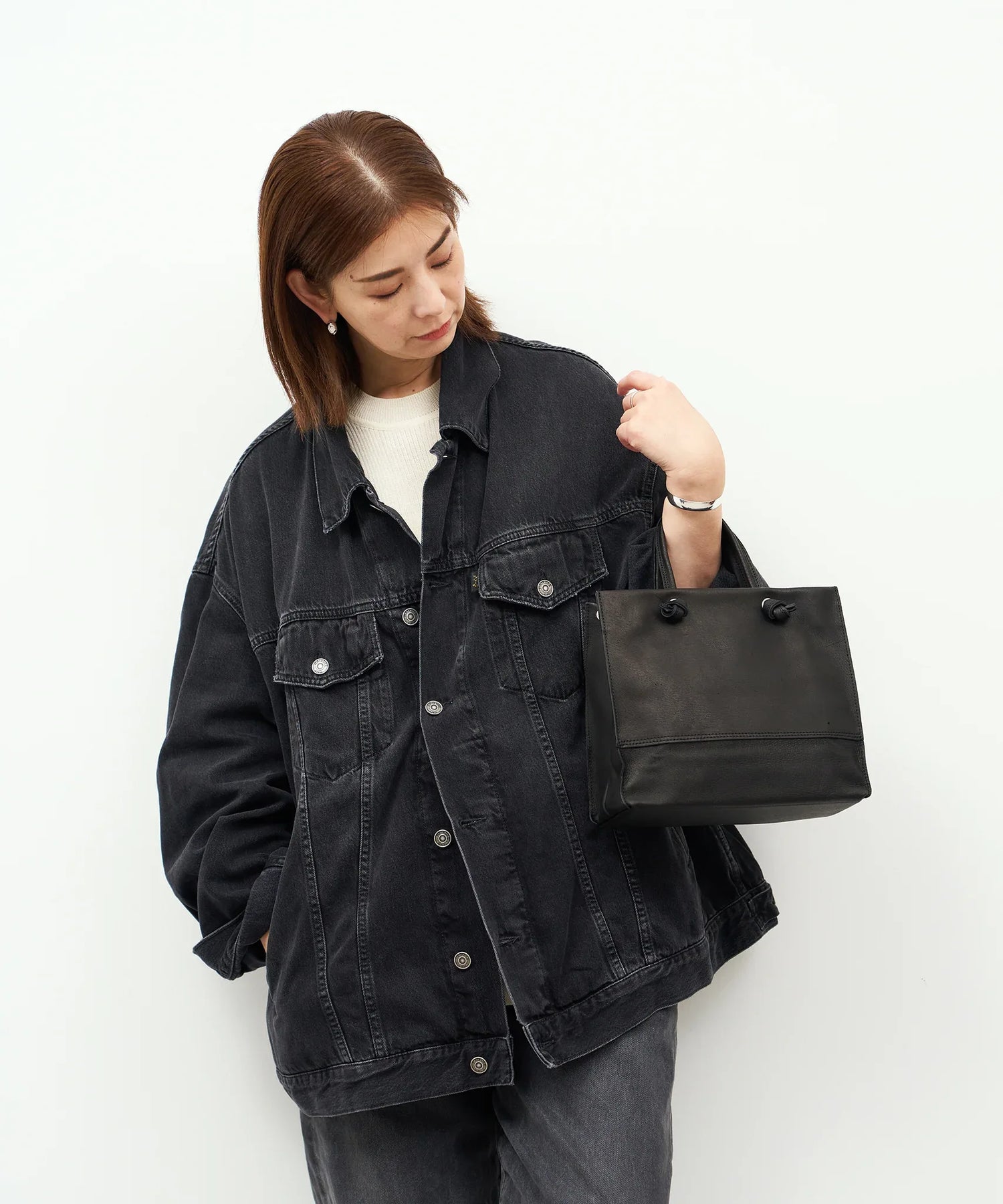 REN】《トートバッグ》シンプルで軽い、紙袋モチーフの四角いレザーバッグ