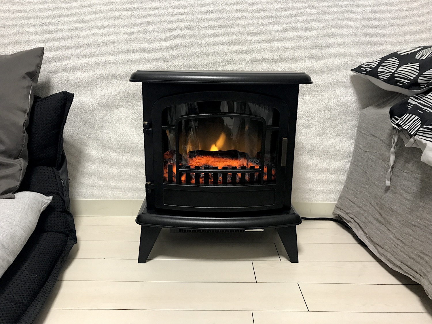 ニトリ ミドルワイド暖炉型ファンヒーター ブラック ミドルワイド暖炉