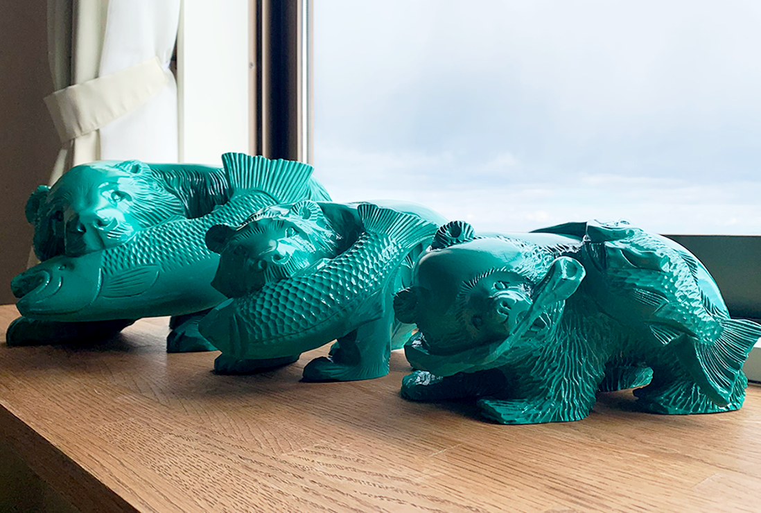 長年館内で眠る北海道の工芸品”木彫り熊”が、現代アート作品として