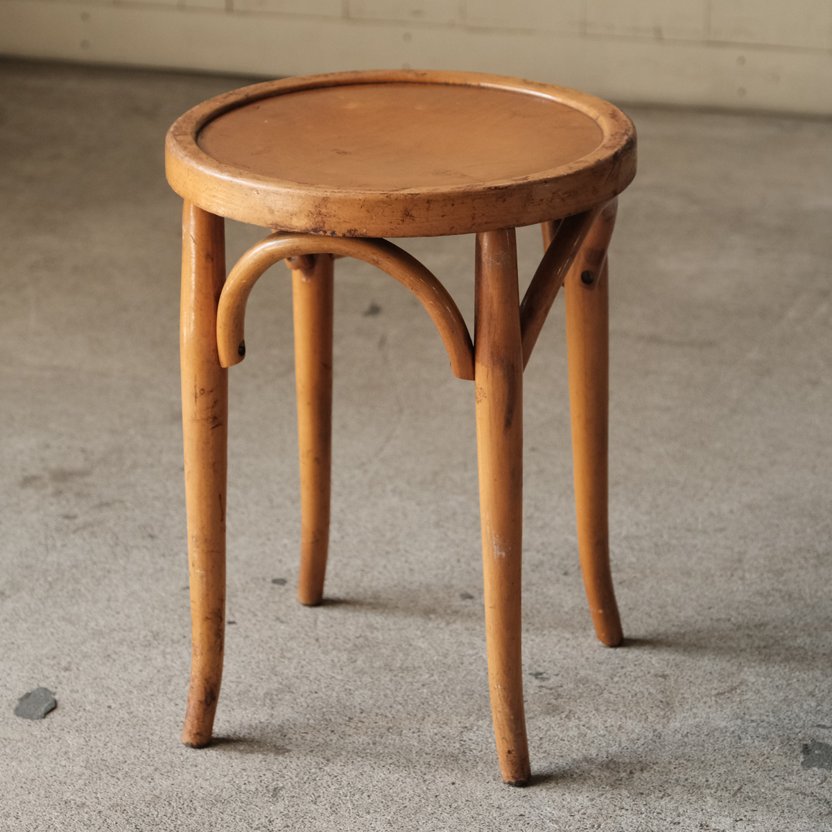 FR-052 アンティーク 木味のシンプルなベントウッドスツール