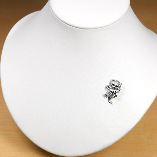 サファイア猫モチーフ ホワイトゴールド ピンブローチ【品質保証書