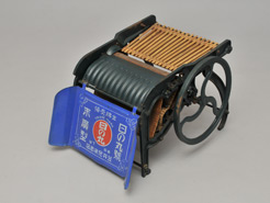 整繭器・毛羽取り機|養蚕|解説・民具100選|展示室|関ケ原町歴史民俗学習館