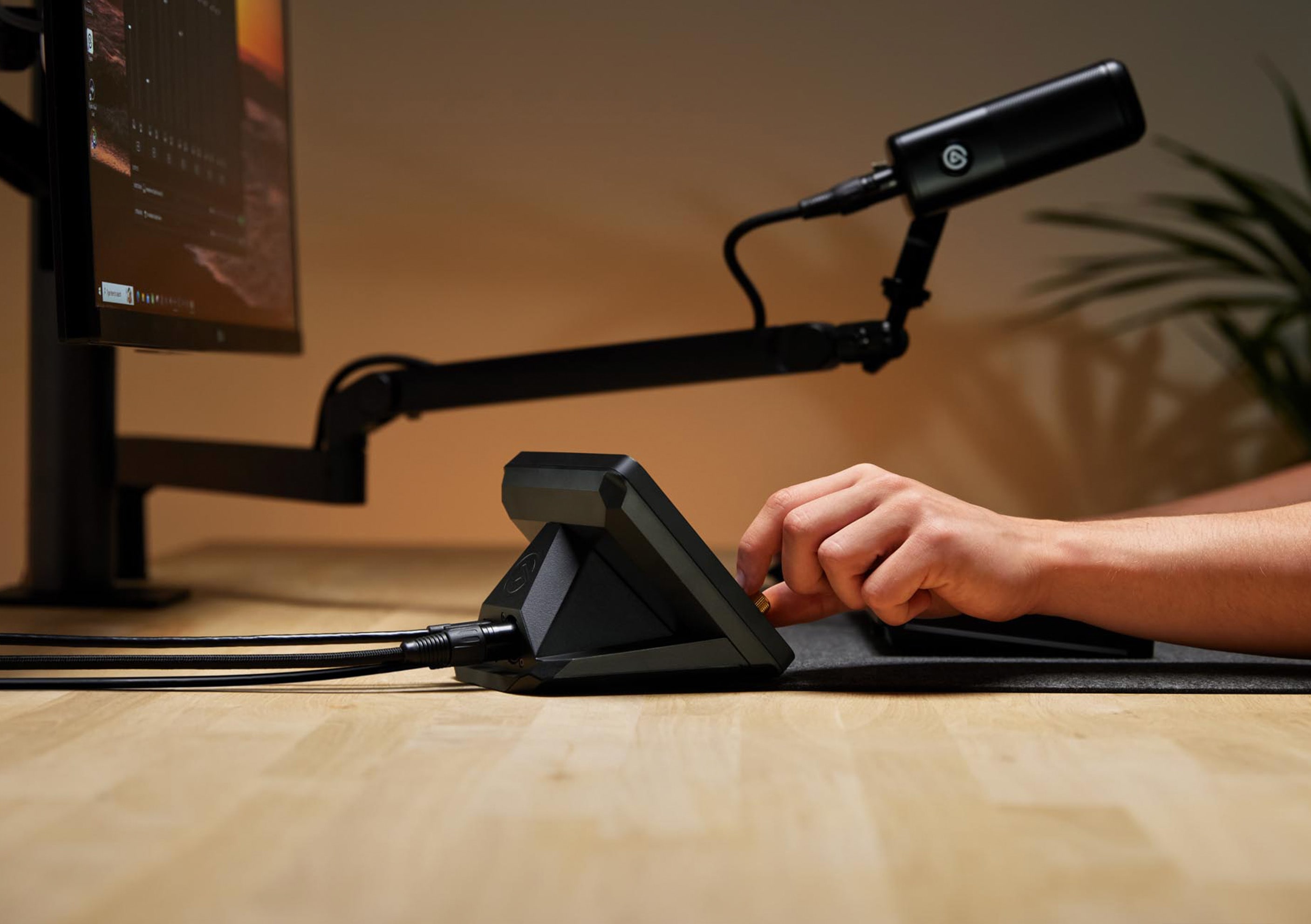 XLR Dock | Mic Interface for Stream Deck + | Elgato