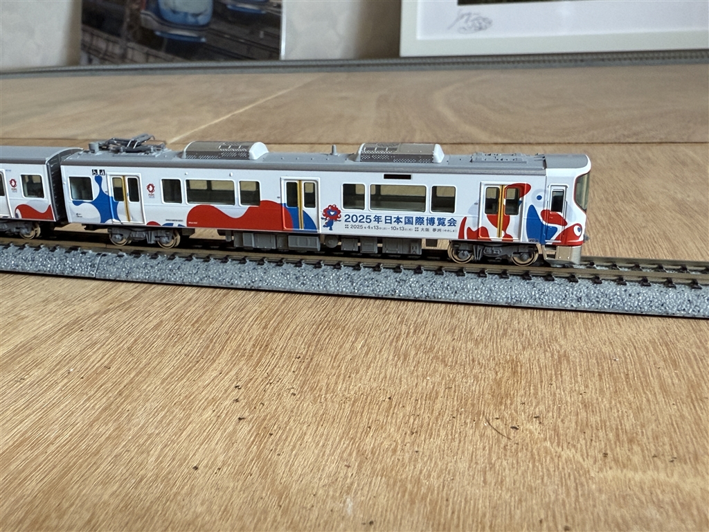 KATO 10-1990 323系（大阪・関西万博ラッピング列車）8両編成セット 323系