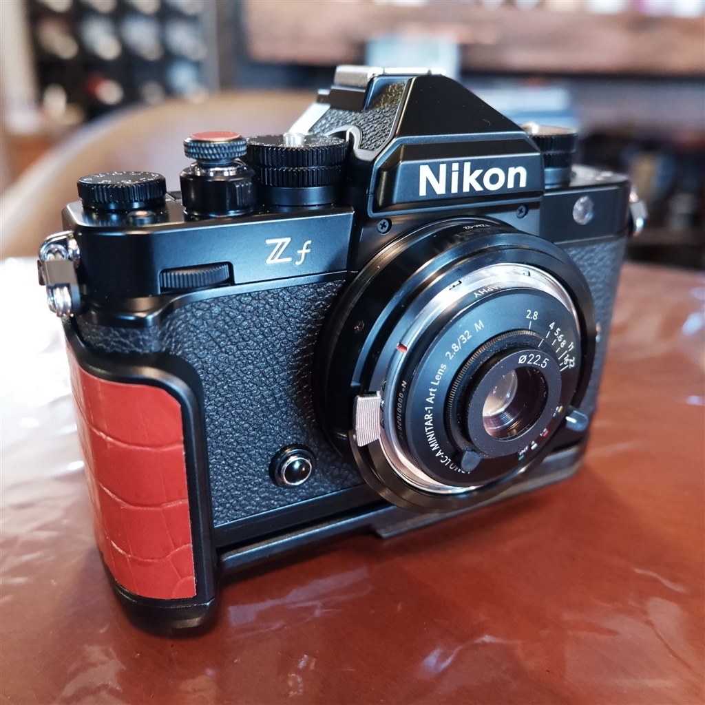 Nikon FE2 稼働品ですがレンズ脱着ボタンが食い込んでいます。 Nikon