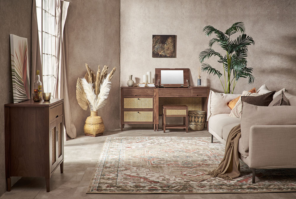 ウォールナットの木目とラタンメッシュのコンビネーションがリゾート感