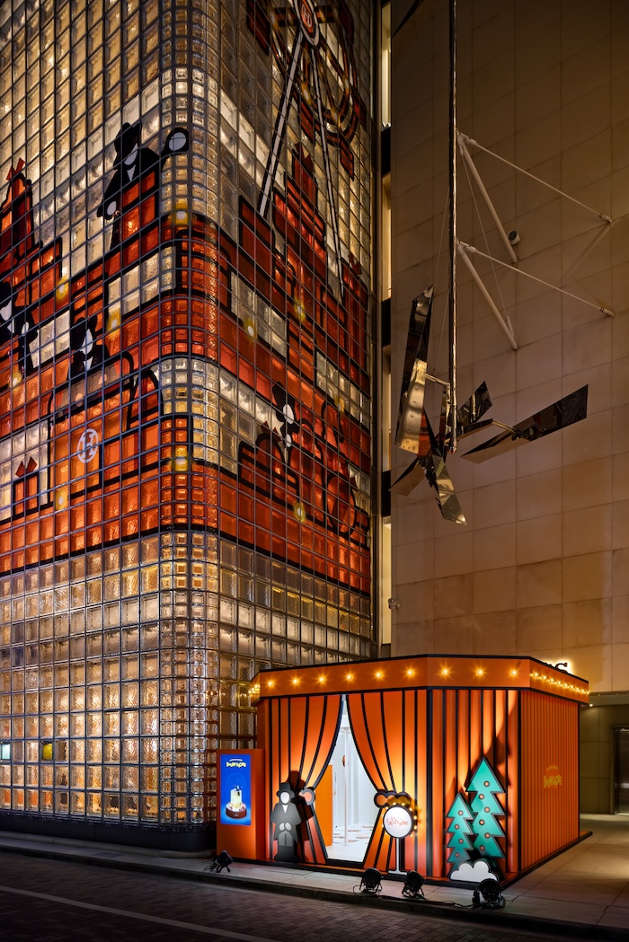 銀座エルメスに巨大なオレンジボックス出現。3Dスノードームを撮影