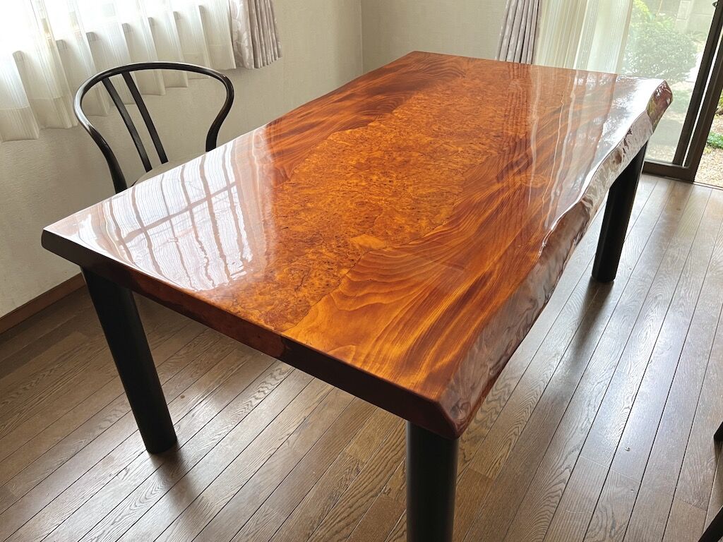 お父様が遺された無垢一枚板の座卓をリメイク。ダイニングテーブルに