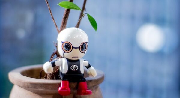 トヨタのロボット「KIROBO mini（キロボミニ）」、本日より全国発売