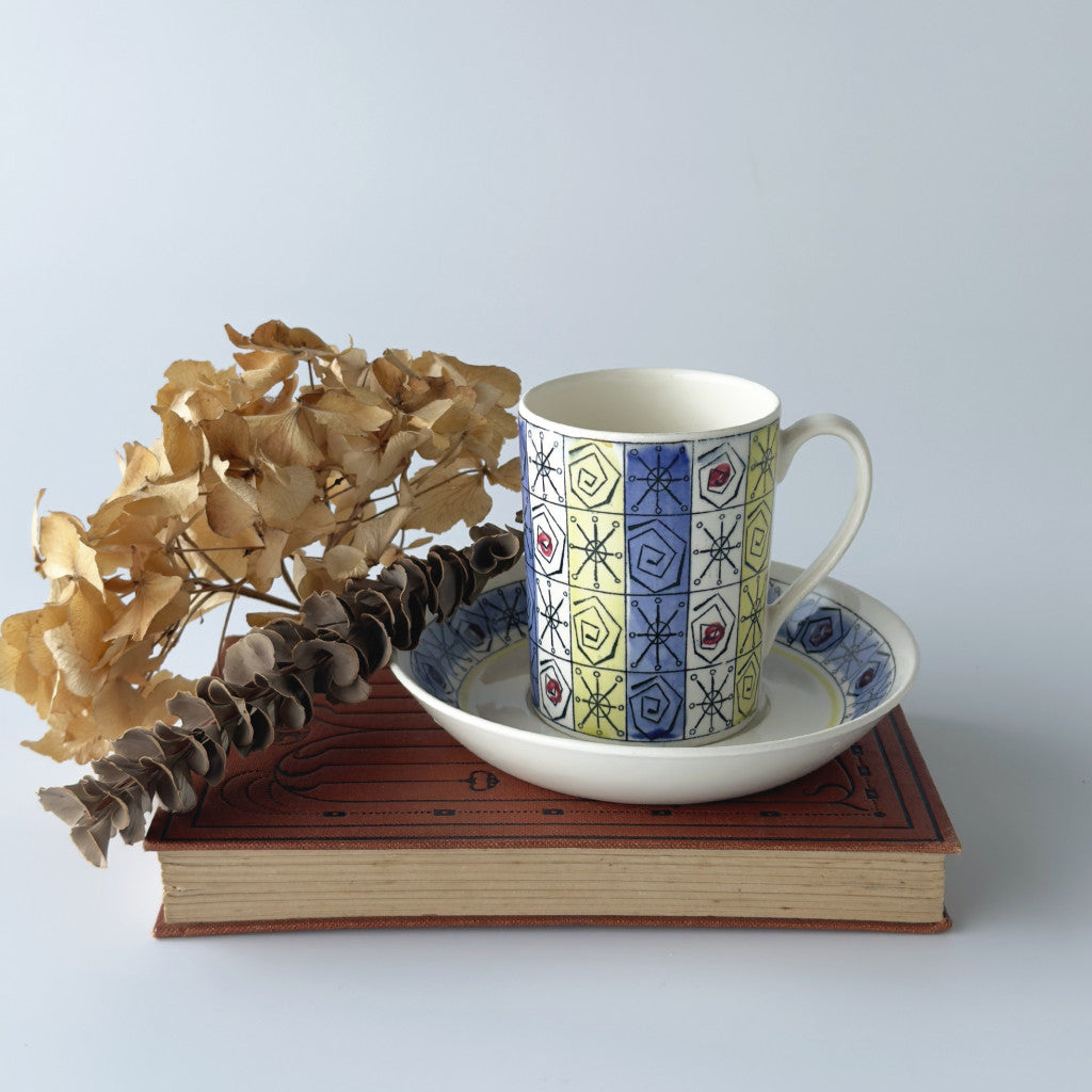 わ*ん様 英国調アンティークカップ 両持ち手付き 彫刻装飾