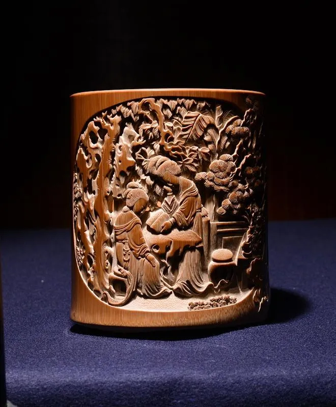 旧蔵した中国骨董品 【清の時代高級唐木紫檀竹彫筆たて】 天然竹人物