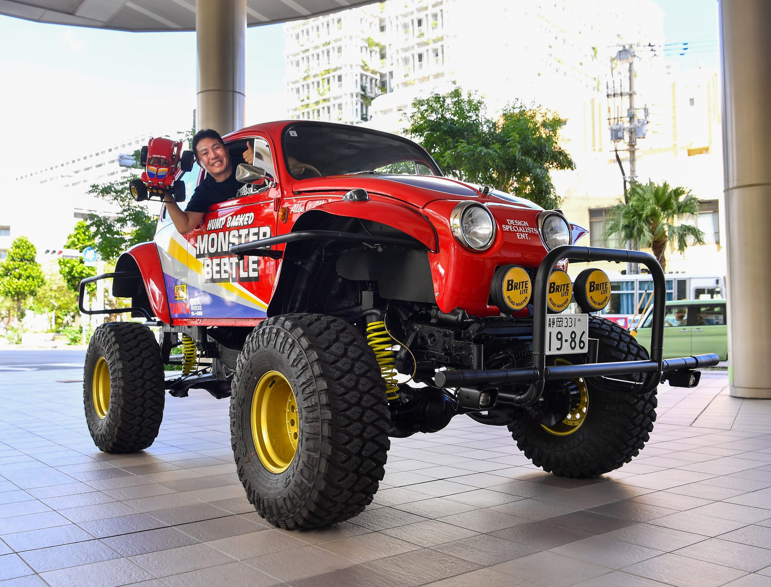 実車版”モンスタービートルが琉球新報にやってきた！ 通行人もびっくり