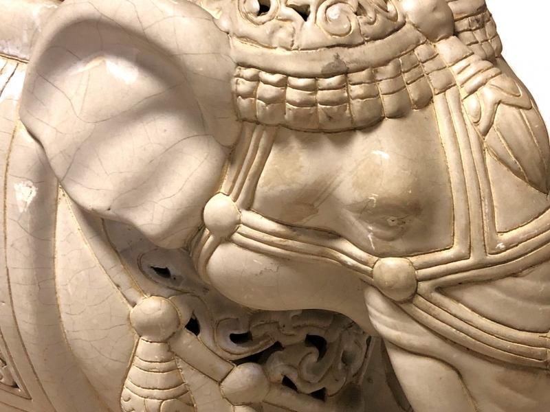 白釉象花台 】 アンティーク 吉祥蝙蝠文|サムライオークション