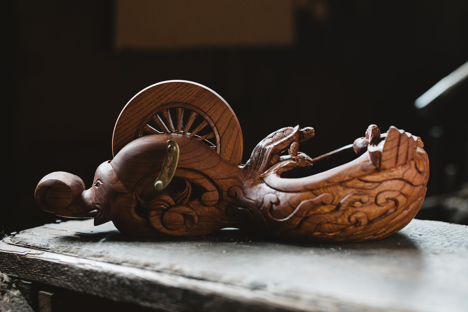 大型 墨壷(成孝作)全長61cm 木製 鶴亀龍彫刻 装飾墨壺 宮大工 大工道具