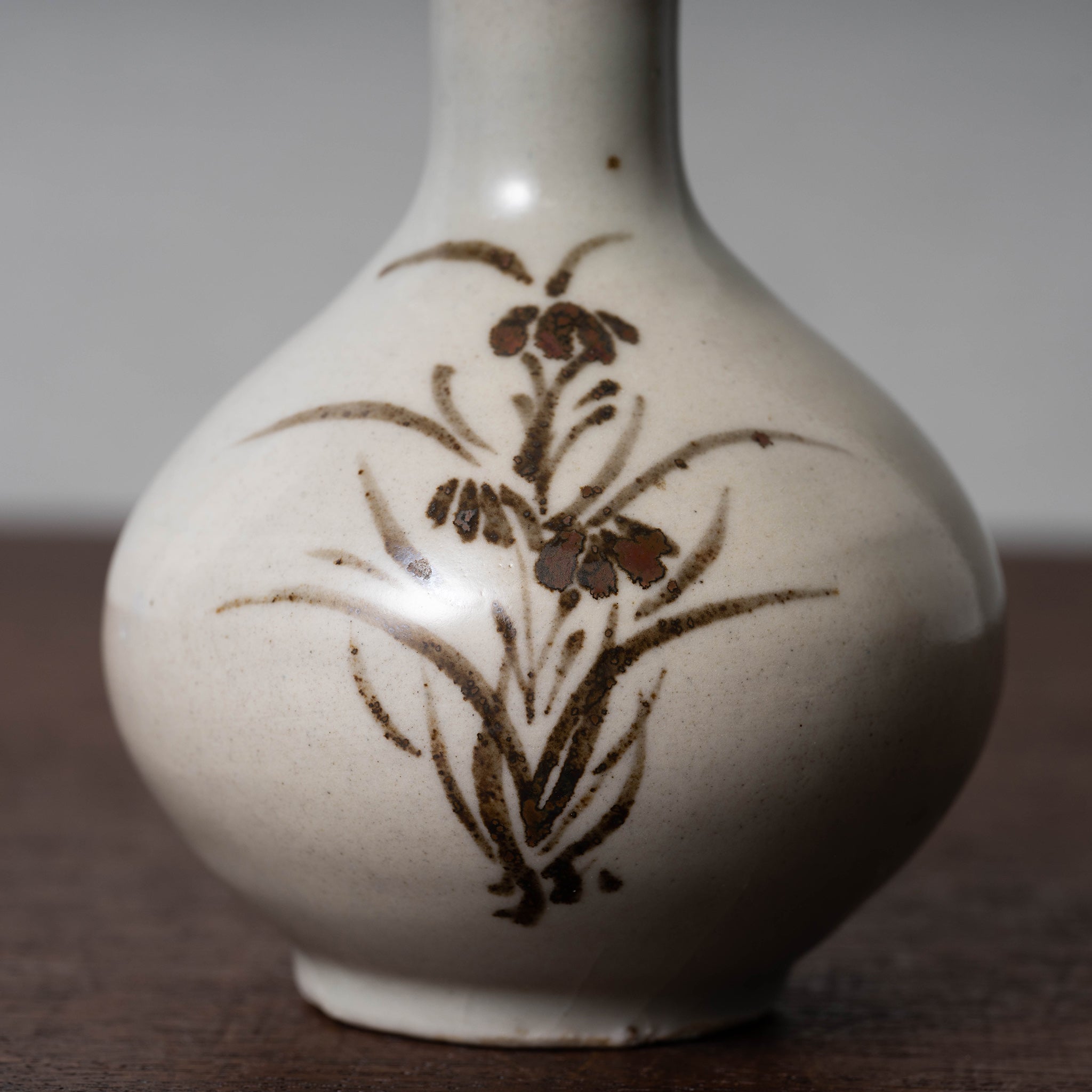 李朝 分院手白磁鉄絵草花文瓶 – 燦禾 SANKA