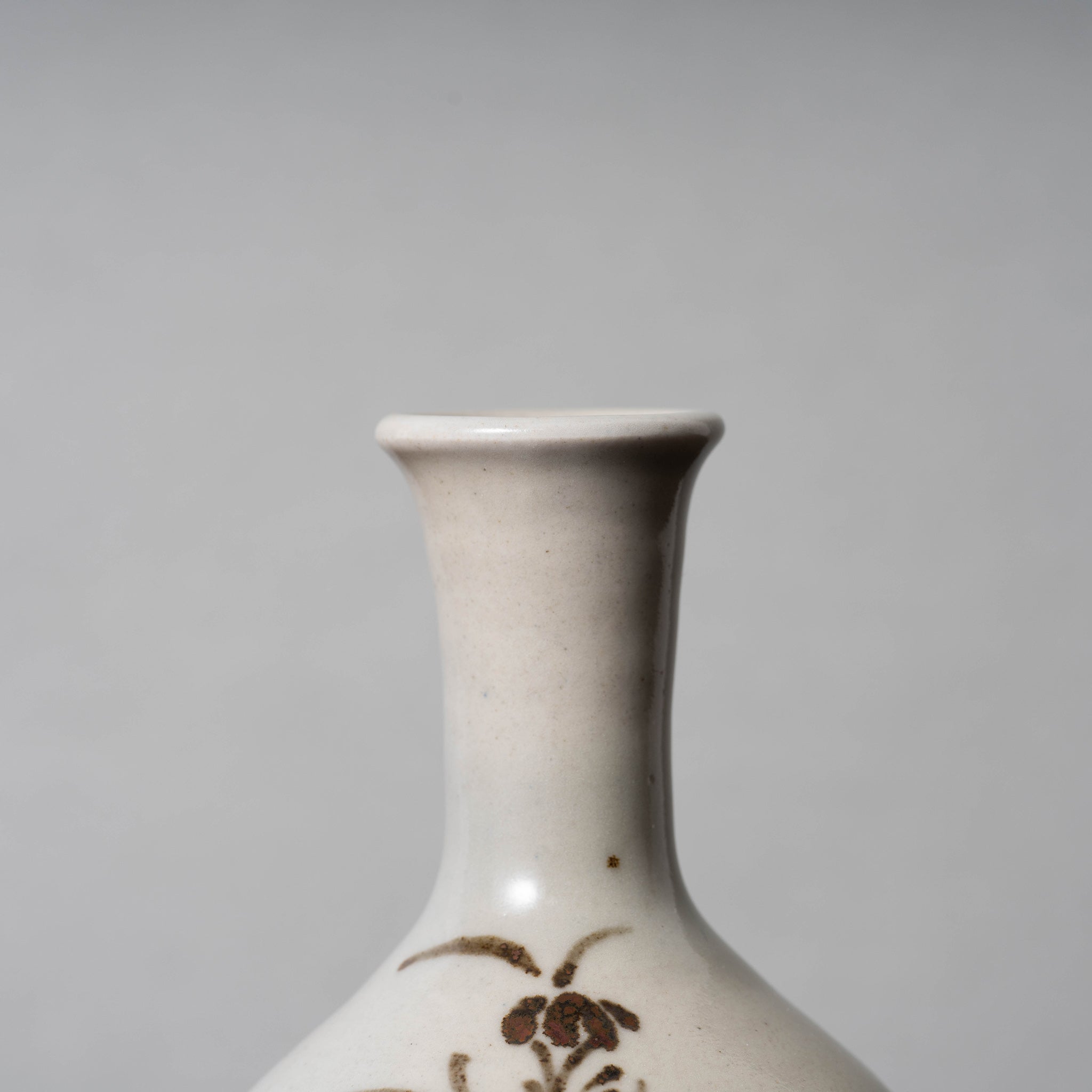 李朝 分院手白磁鉄絵草花文瓶 – 燦禾 SANKA