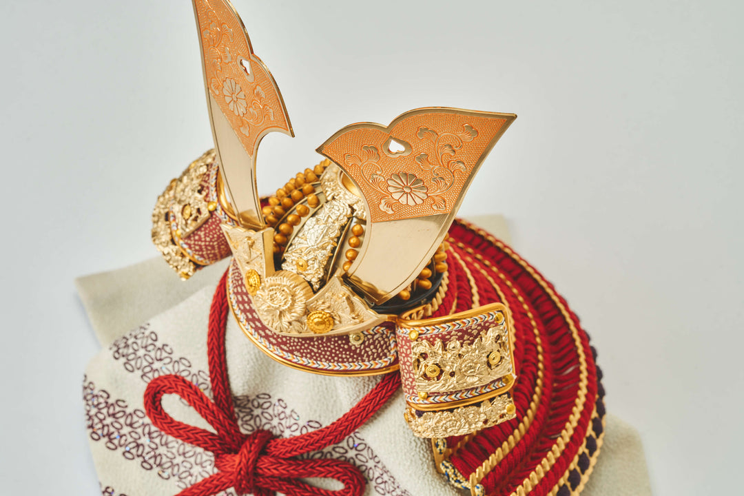 鏨彫職人による朱色の兜 – 人形工房 左京