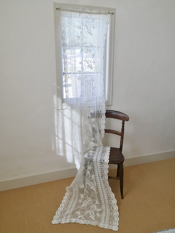 アンティーク イタリア 草花の中で遊ぶ子供の天使のフィレレース