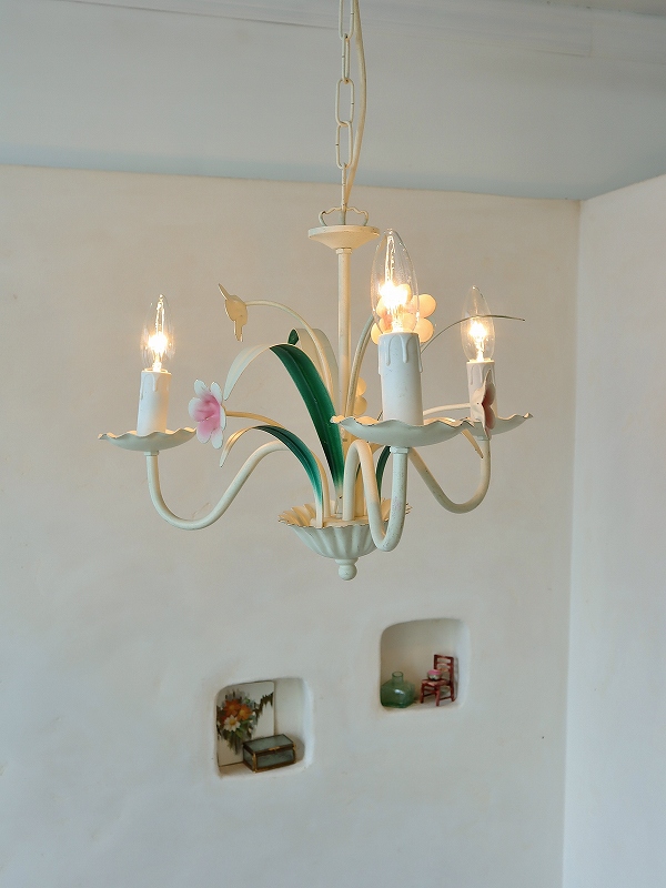 フランスフォルムがかわいいアイアンシャンデリアはかわいい